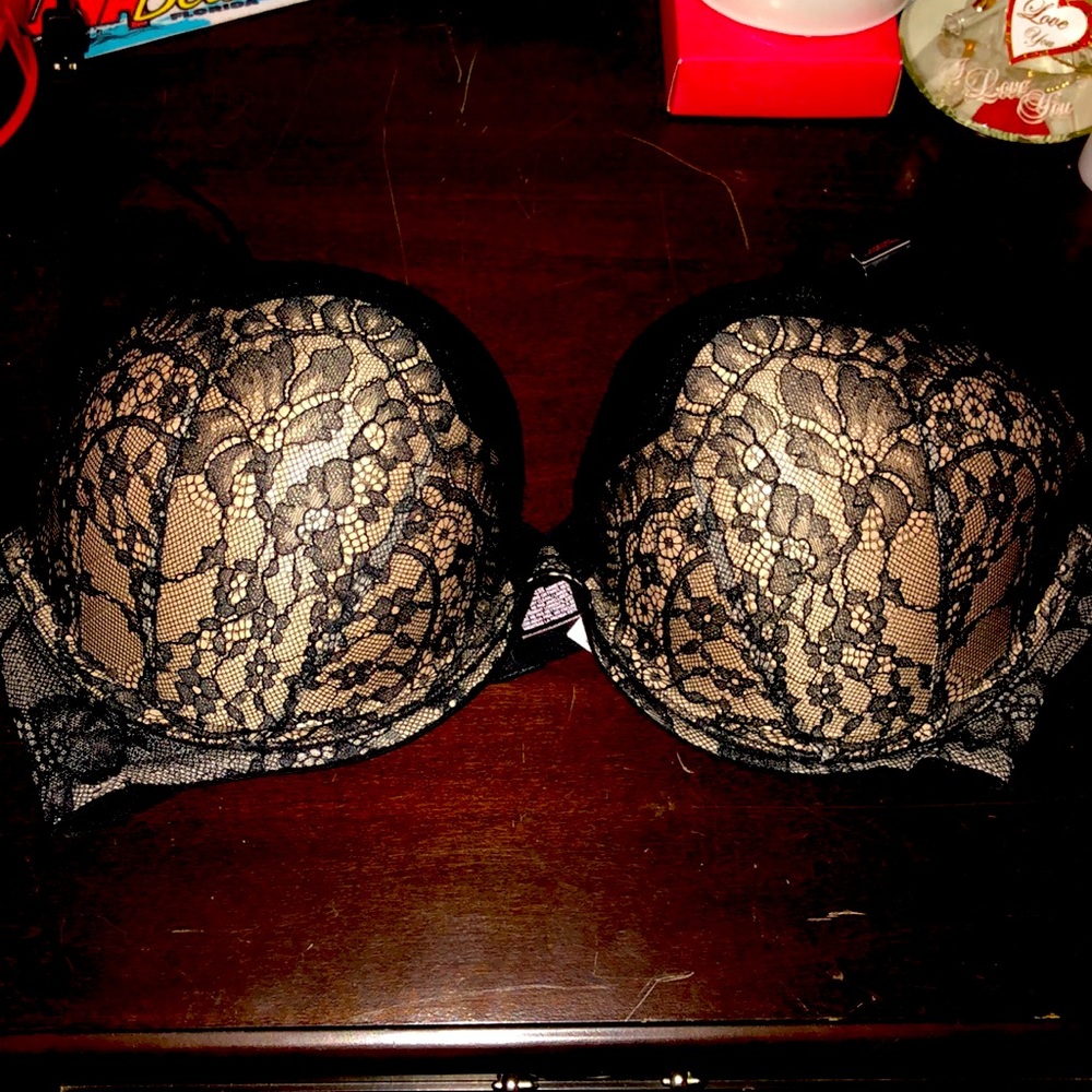 Victoria’s Secret lightly lined plunge bra